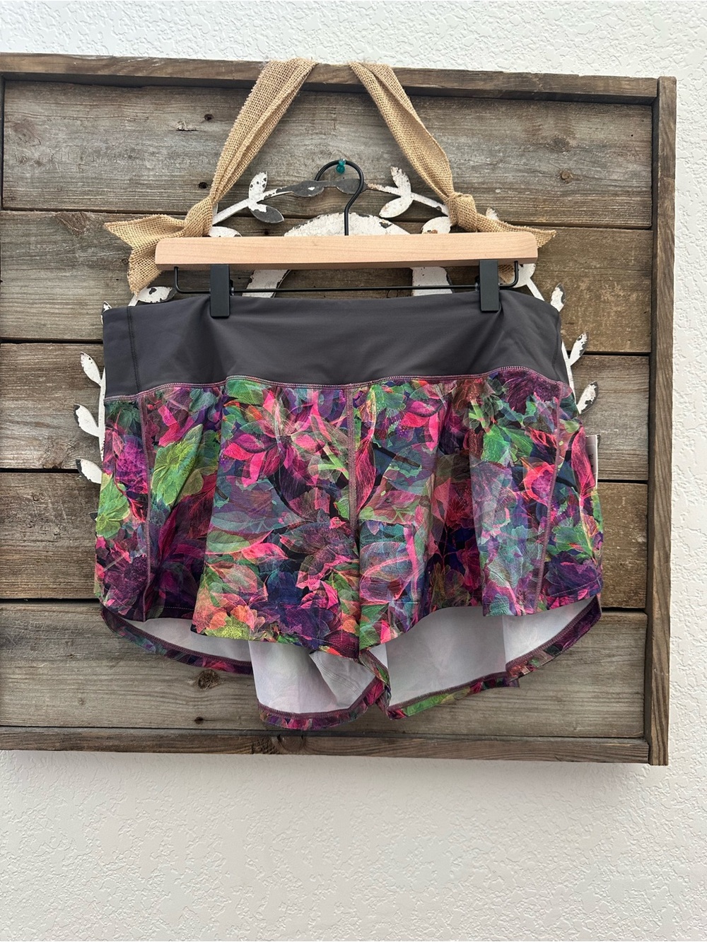 Lululemon Speed Up MR Shorts 4” lined Floral size 14 NWT‎